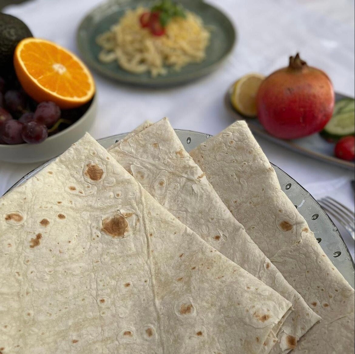 Verse yufka, in vieren gevouwen op een glazen schaal